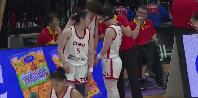 中国女篮半场落后6分！杨舒予3记三分 篮板11-22落后罚球11中6